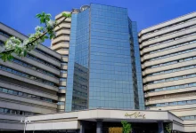 نمای بیرونی بیمارستان میلاد، مجهز به آخرین تکنولوژی‌های پزشکی و درمانی.