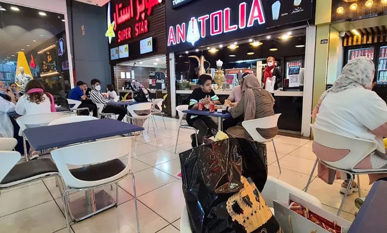 فودکورت کوروش مال، با انواع غذاهای متنوع و رستوران‌های مختلف برای یک تجربه غذایی لذت‌بخش.