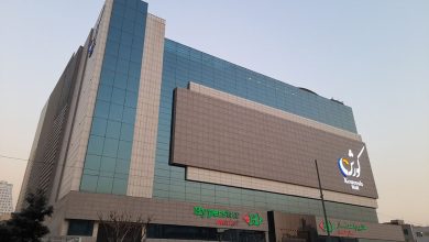 نمای بیرونی مجتمع تجاری کوروش، با طراحی معاصر و معماری مدرن، نمایانگر شکوه و جذابیت مرکز خرید.