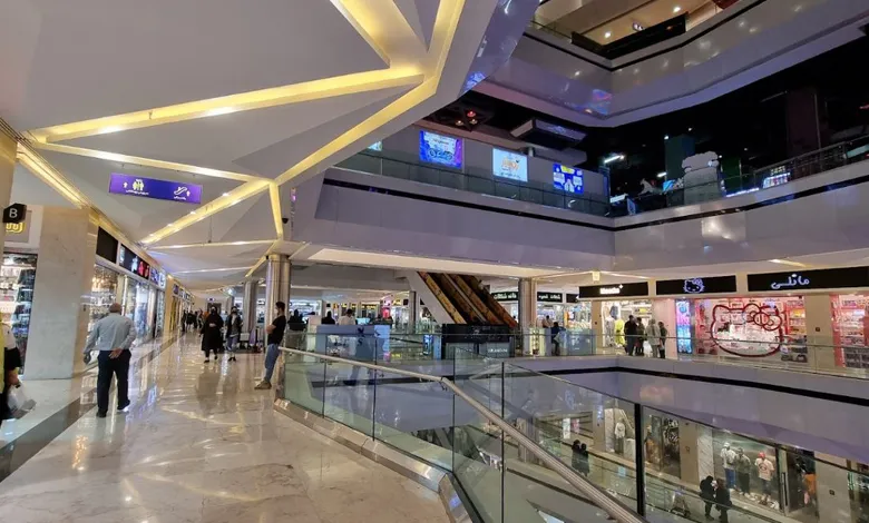 فروشگاه‌های متنوع در کوروش مال، ارائه‌دهنده برندهای معتبر و محصولات مختلف برای تمامی سلیقه‌ها.