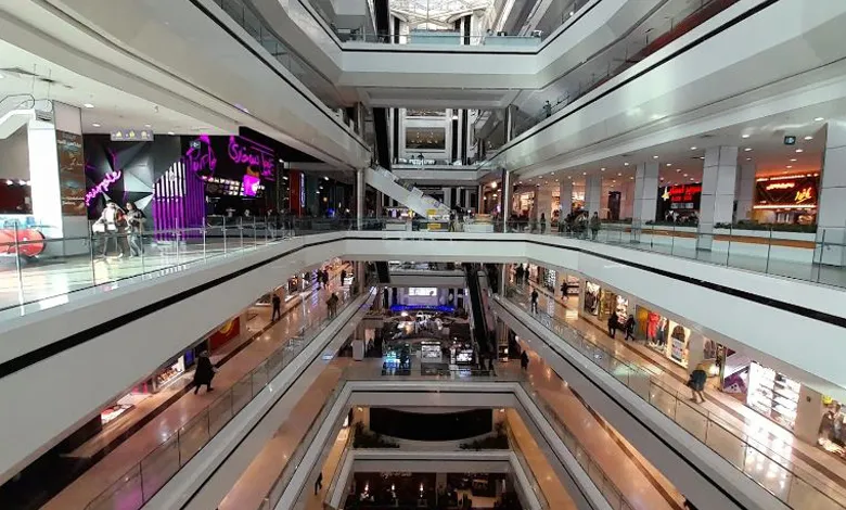 برندهای معتبر در کوروش مال، شامل پوشاک، لوازم الکترونیکی و زیورآلات، پاسخگوی نیازهای خریداران است.