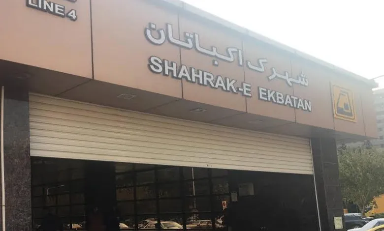 ورودی ایستگاه مترو مگامال تهران با طراحی مدرن و دسترسی راحت به مرکز خرید