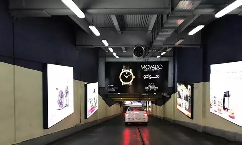 پارکینگ وسیع کوروش مال، با ظرفیت 1800 خودرو و طراحی کاربرپسند، برای راحتی و آسایش بازدیدکنندگان.