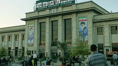 نمای کلی از ایستگاه مرکزی راه‌آهن تهران با ساختمان‌های تاریخی و پر رفت‌وآمد