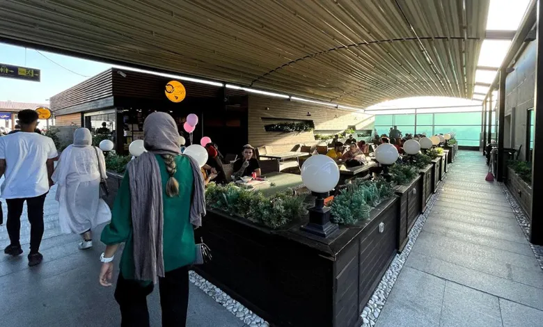 روف گاردن زیبای کوروش مال، با مساحت وسیع و چشم‌انداز فوق‌العاده، مکانی مناسب برای استراحت و لذت از مناظر شهری.