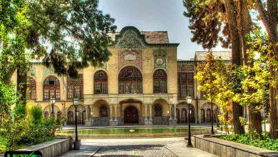 نمای بیرونی عمارت مسعودیه با طراحی‌های قاجاری و تزیینات برجسته، جلوه‌ای از شکوه تاریخی تهران را به نمایش می‌گذارد.