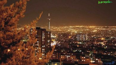 نمای باشکوه بام تهران که زیبایی شهر را از بالاترین نقطه به تصویر می‌کشد؛ جایی که آسمان به زمین نزدیک‌تر می‌شود و شما می‌توانید آرامش و هیجان را در یک قاب تجربه کنید.