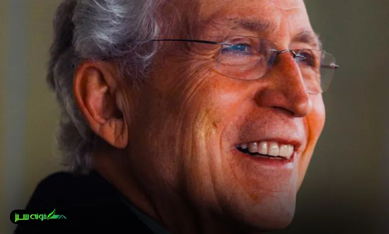 در این تصویر حسین امانت طراح و معمار برج آزادی تهزان را مشاهده می کنید