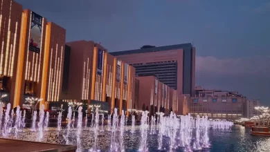 نمای بیرونی ایران مال، یکی از بزرگ‌ترین و مدرن‌ترین مراکز خرید و تفریحی تهران با طراحی معماری چشم‌نواز.