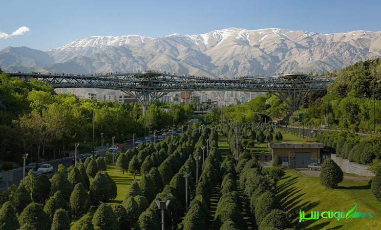 پل طبیعت تهران از نمای خیابان، نمادی از تلفیق معماری شهری با فضای سبز