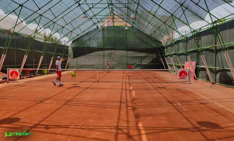 زمین تنیس بام تهران، مکانی ایده‌آل برای بازی و تمرین در ارتفاعات با هوای تازه و منظره‌ای بی‌نظیر از شهر.