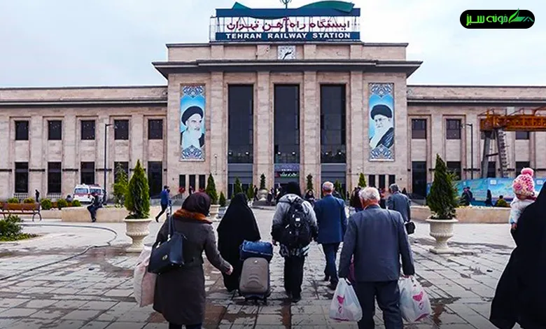 لحظهای از ورود پرجنبوجوش مردم به ایستگاه راه آهن تهران؛ جایی که حرکت به سمت مقصدهای جدید آغاز میشود و به تسهیل جابجایی در پایتخت کمک میکند.