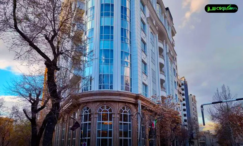 نمای بیرونی هتل ویستریا تهران با معماری مدرن و نورپردازی زیبا