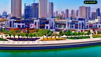 نمای بیرونی مرکز خرید بام لند، که بهخوبی ترکیبی از معماری مدرن و سنتی ایرانی را به نمایش میگذارد، جلوهای جذاب و منحصر به فرد را از این مجموعه ایجاد کرده است. طراحی شیک و چشمنواز این مرکز خرید در کنار مناظر طبیعی دریاچه چیتگر، تجربهای بینظیر از خرید و تفریح را به بازدیدکنندگان ارائه میدهد.