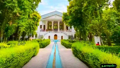 نمای کلی باغ فردوس، مکانی پر از تاریخ و آرامش، که با فضای سبز و عمارت تاریخی خود، تجربه‌ای منحصر به فرد از دوران قاجار را به بازدیدکنندگان ارائه می‌دهد.