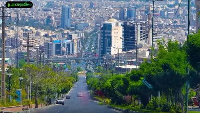 تصویر زیبایی از مناطق بالاشهر کرج که شامل خیابان‌های لوکس و فضاهای سبز می‌شود. این منطقه با ویژگی‌های خاص خود، محیطی آرام و با کیفیت زندگی بالا را برای ساکنان فراهم می‌کند.