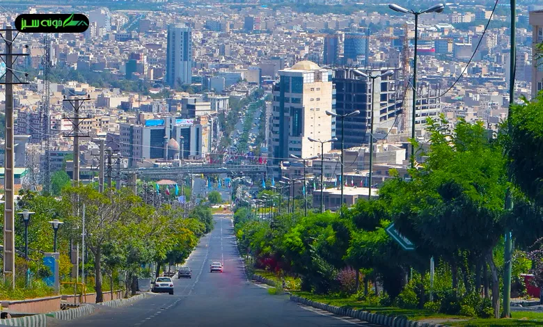 تصویر زیبایی از مناطق بالاشهر کرج که شامل خیابان‌های لوکس و فضاهای سبز می‌شود. این منطقه با ویژگی‌های خاص خود، محیطی آرام و با کیفیت زندگی بالا را برای ساکنان فراهم می‌کند.