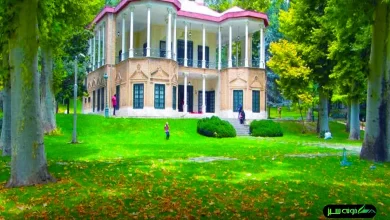 نمای بیرونی کاخ نیاوران با معماری ایرانی-مدرن، احاطه‌شده با باغی سرسبز و درختان کهنسال، واقع در مجموعه کاخ نیاوران تهران.
