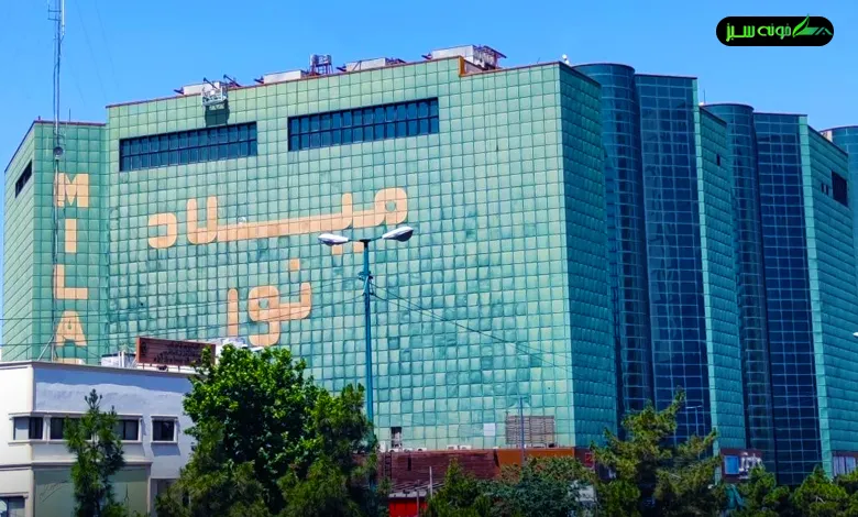 نمای بیرونی مرکز خرید میلاد نور با طراحی مدرن، به نماد تجاری تهران تبدیل شده است.