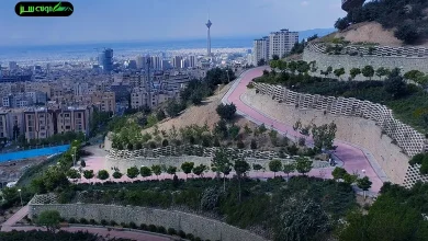 نمایی از پارک پرواز تهران با چشم‌انداز وسیع شهر در پس‌زمینه و فضای سبز آرامش‌بخش
