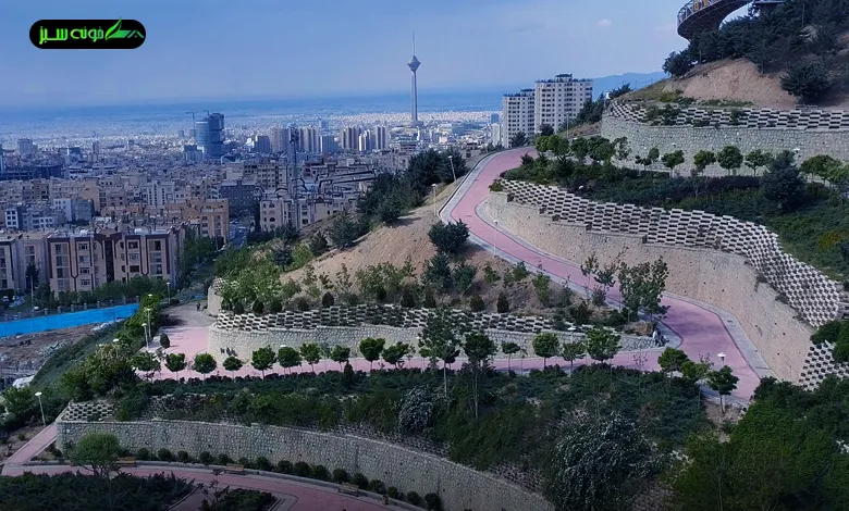 نمایی از پارک پرواز تهران با چشم‌انداز وسیع شهر در پس‌زمینه و فضای سبز آرامش‌بخش