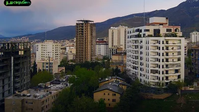 محله زعفرانیه، یکی از زیباترین و لوکس‌ترین مناطق شمال تهران است که با ترکیبی از طبیعت دل‌انگیز، معماری مدرن و آرامش شهری، چهره‌ای منحصربه‌فرد به خود گرفته است.