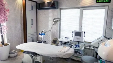 اتاق مجهز کلینیک درمانی در زعفرانیه با تخت معاینه، تجهیزات پزشکی و دکوراسیون مدرن