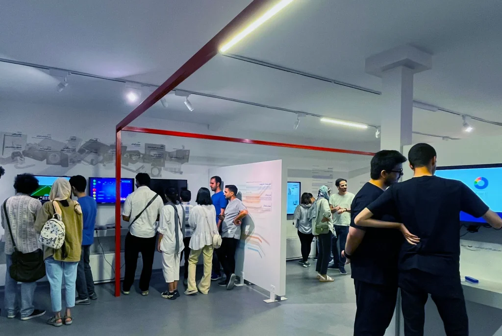 بازدیدکنندگان از موزه کامپیوتر تهران