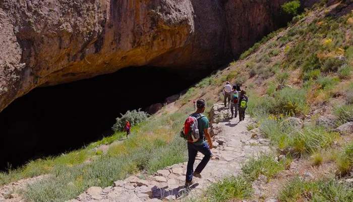 نمایی از ورودی غار رودافشان